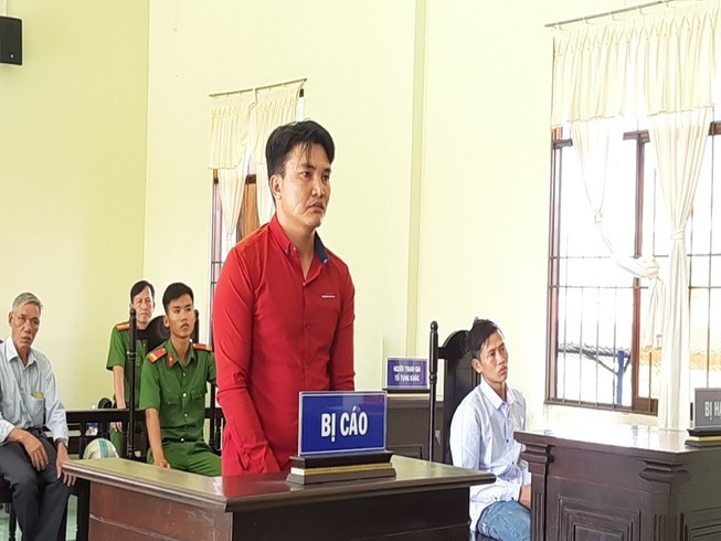 Bắt giam bị cáo ngay tại tòa vụ 'cướp xuyên không'