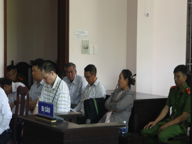 Ban lãnh đạo công ty Lương thực Hậu Giang cùng hầu tòa