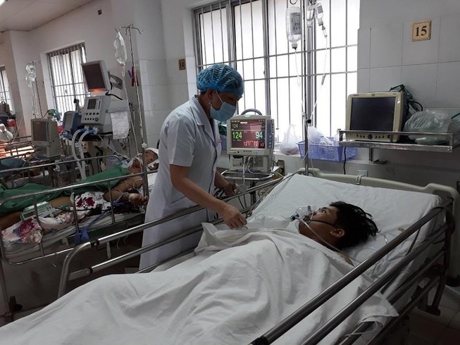Cứu sống thanh niên tự tông xe tải vỡ gan