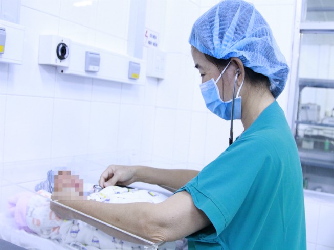 Nhân viên y tế kiểm tra sức khỏe bé gái