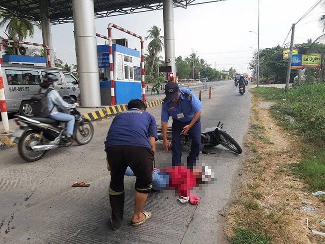Tông thanh chắn trạm thu phí, cô gái bất tỉnh
