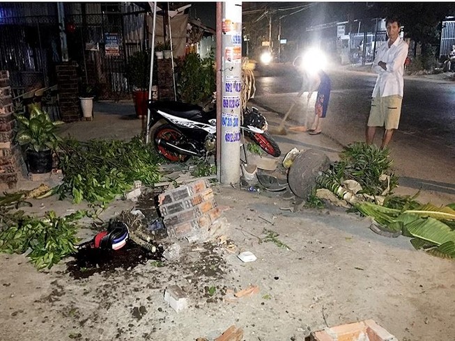 Tông xe máy vào trụ điện, nam thanh niên tử vong