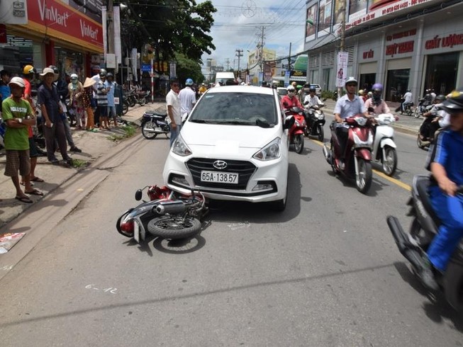 Nghi can bán ma túy tông và kéo lê xe công an 1 km