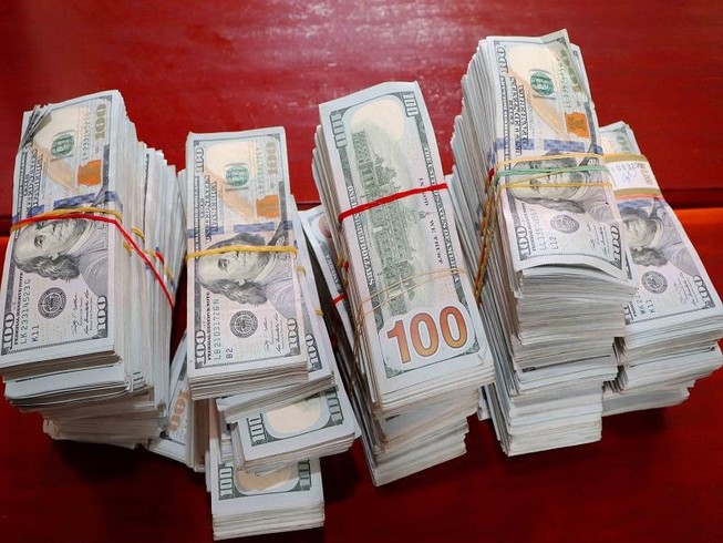 Vứt gần nửa triệu USD rồi bỏ chạy khi bị kiểm tra