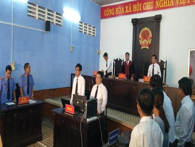Viện đưa ra một văn bản, tòa quay lại phần tranh luận
