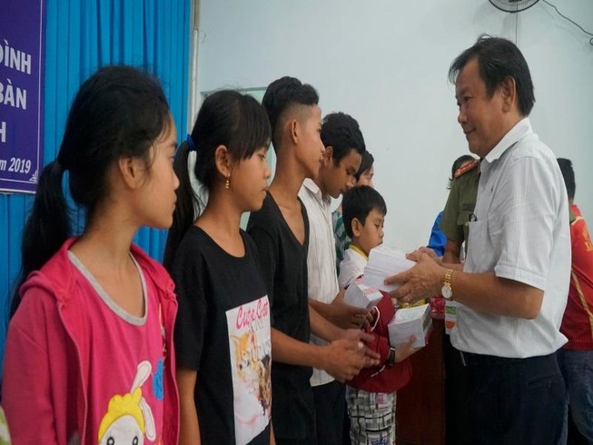 Báo Pháp Luật TP.HCM trao quà tại tỉnh Trà Vinh