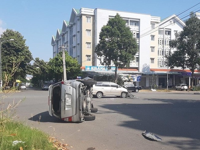 Ô tô tông nhau trong khu dân cư, tài xế nhập viện
