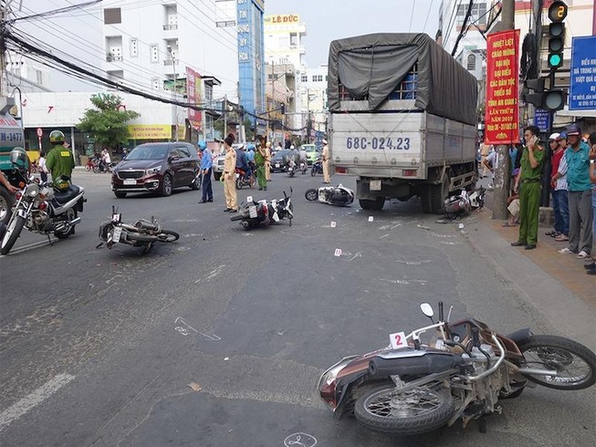 Kinh hoàng: Xe tải tông 6 xe máy đang dừng đèn đỏ