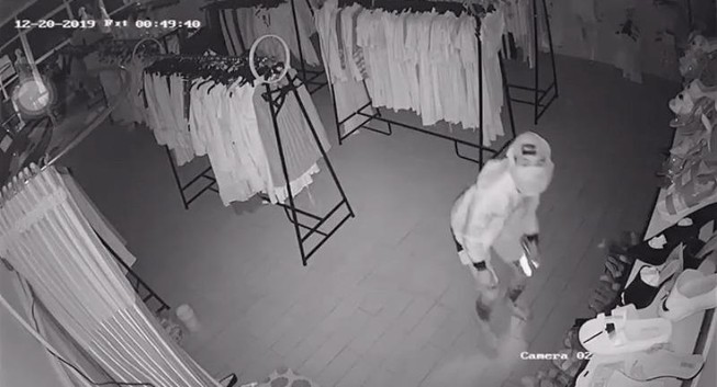 Đục trần nhà vào trộm tiền, vặt luôn 3 camera an ninh