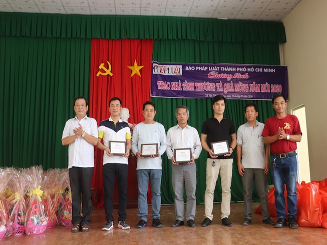 Báo Pháp Luật TP.HCM tặng quà tết cho bà con Tân Nhuận Đông