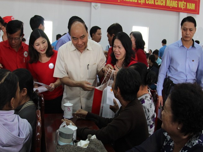 Thủ tướng tặng quà tết tại Vĩnh Long