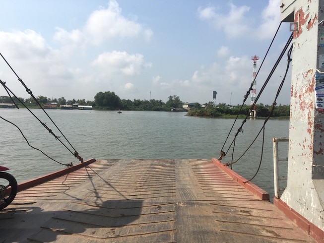 Đò đưa rước khách sang sông ở An Giang