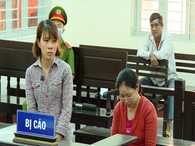 2 phụ nữ dùng chứng minh giả lừa mua điện thoại trả góp
