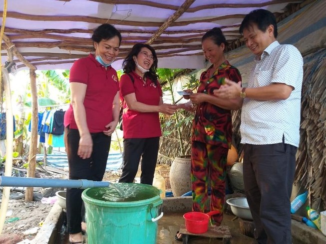 Phu nhân nguyên Chủ tịch nước trao quà cho bà con vùng hạn mặn
