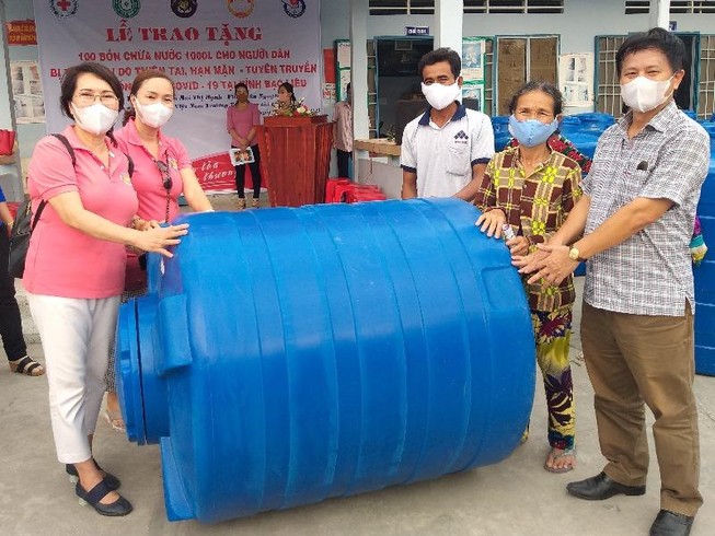 Phu nhân nguyên Chủ tịch nước trao quà cho bà con vùng hạn mặn