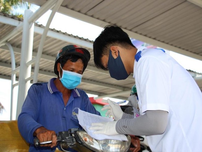 Sinh viên trường y ở Cần Thơ đội nắng hỗ trợ chống dịch