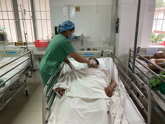 2 người bị đâm thấu bụng nguy kịch được cứu nhờ báo động đỏ