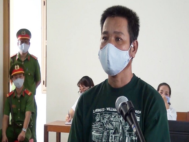 Cắn tay công an xã, bị phạt 9 tháng tù