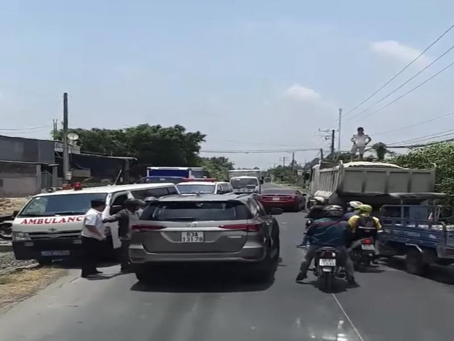 Phạt tiền, tước bằng lái tài xế không nhường đường xe cấp cứu
