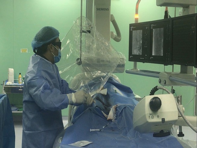 Cứu sống bệnh nhân vỡ u thận lớn không cần phẫu thuật