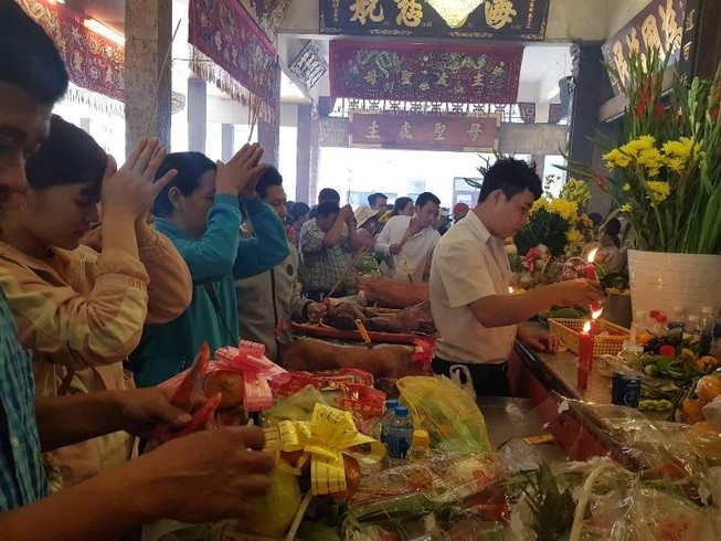 Người dân mang lễ vật đến cùng Bà Chúa Xứ thời điểm chưa có dịch COVID-19. Ảnh: HẢI DƯƠNG