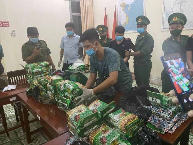 Bắt 2 người vận chuyển 40 kg ma túy từ Campuchia về Việt Nam