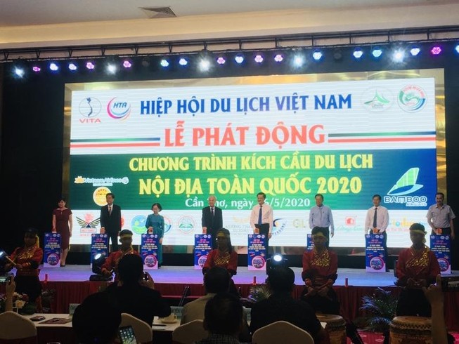 Các đại biểu nhấn nút phát động chương trình kích cầu du lịch nội địa toàn quốc. Ảnh: HẢI DƯƠNG