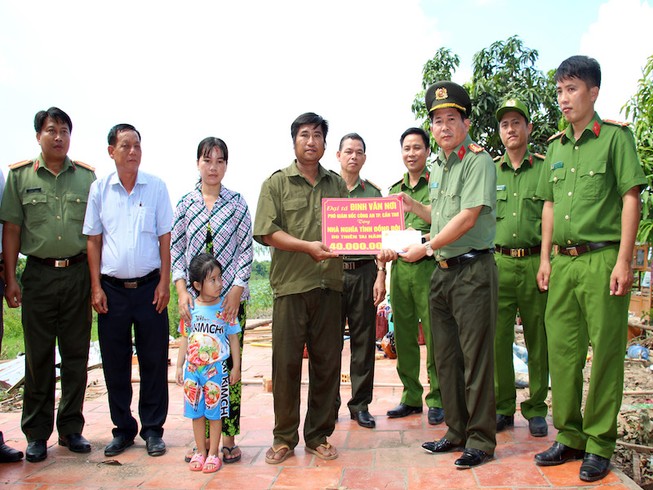 Công an Cần Thơ vận động hỗ trợ người dân bị giông lốc
