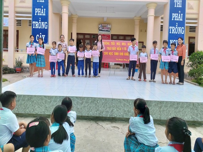 Báo Pháp Luật TP.HCM hỗ trợ bảo hiểm y tế cho học sinh