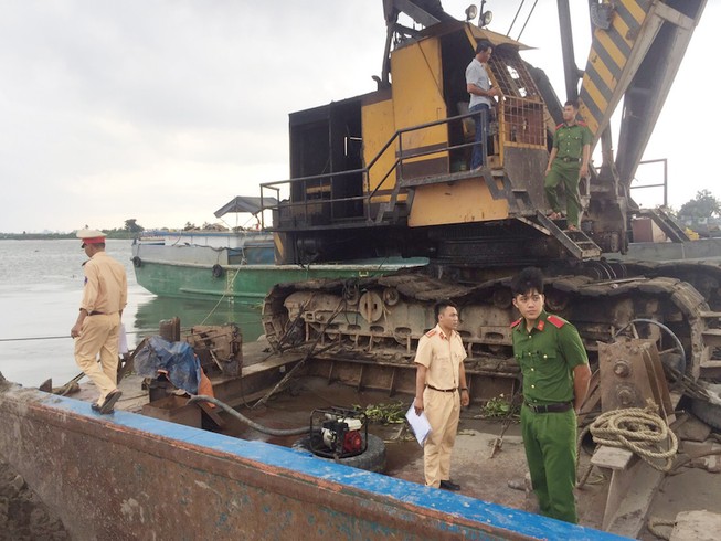 1 công ty khai thác cát trái phép trên sông Tiền