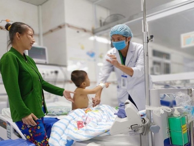 Té cầu cá, bé 3 tuổi xém mất cánh tay