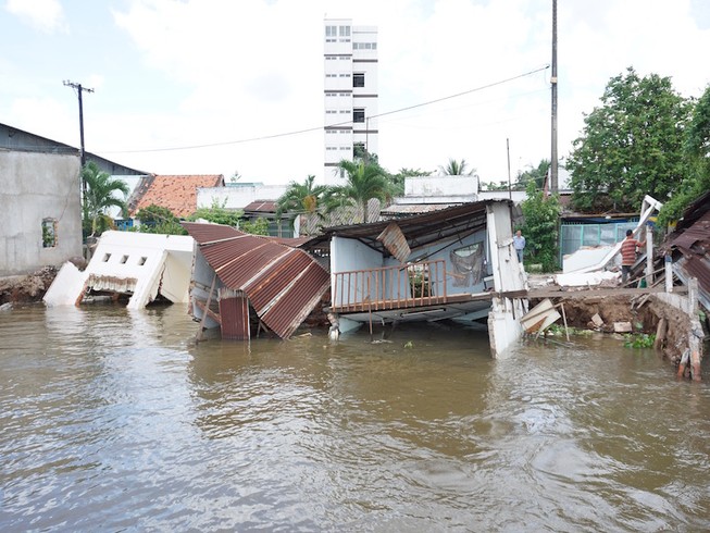 5 căn nhà đồng loạt sụp xuống sông Cần Thơ