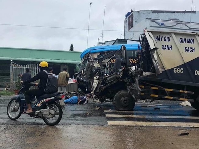 Ô tô khách va chạm xe rác, 3 người bị thương