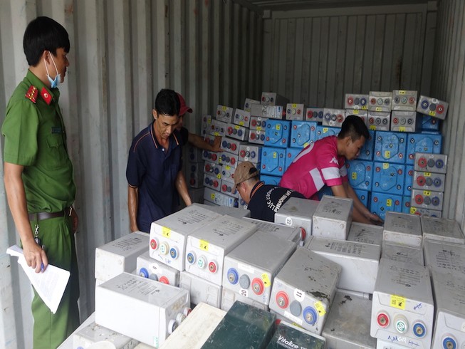 An Giang: Bắt 2 xe vận chuyển 28 tấn chất thải nguy hại