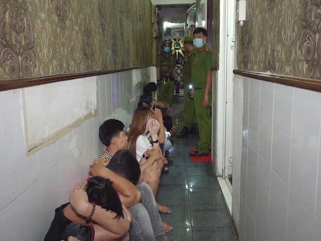 An Giang: Chủ quán karaoke cùng khách sử dụng ma túy