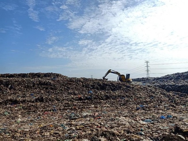 Bãi tập kết rác ở Nhà máy xử lý rác thải Trà Vinh