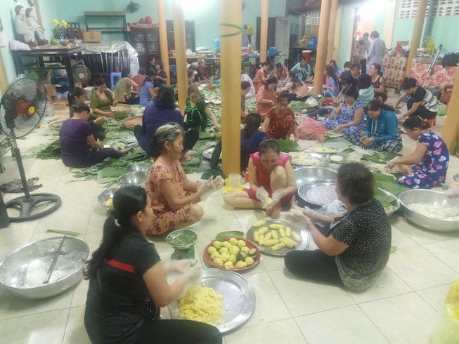 Phật tử gói 10.000 đòn bánh tét gửi đồng bào miền Trung