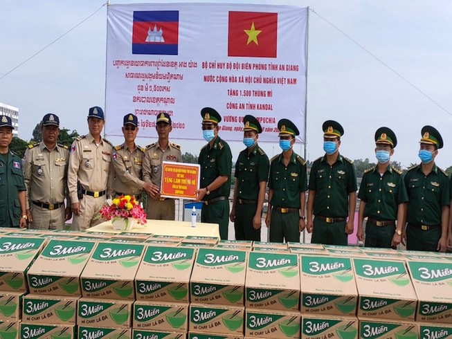 Biên phòng An Giang trao quà cho người dân Campuchia bị lũ lụt