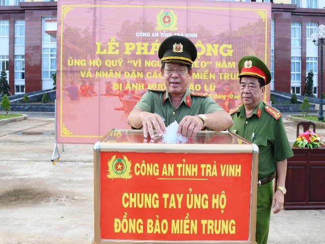 Công an tỉnh Trà Vinh đóng góp ủng hộ miền Trung