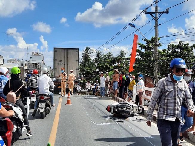 Tai nạn trên cầu Ngã Tư, 1 người bị xe cán tử vong