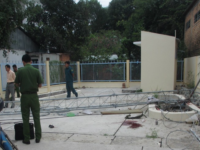 Ngã trụ phát sóng đài truyền thanh, 2 người thương vong