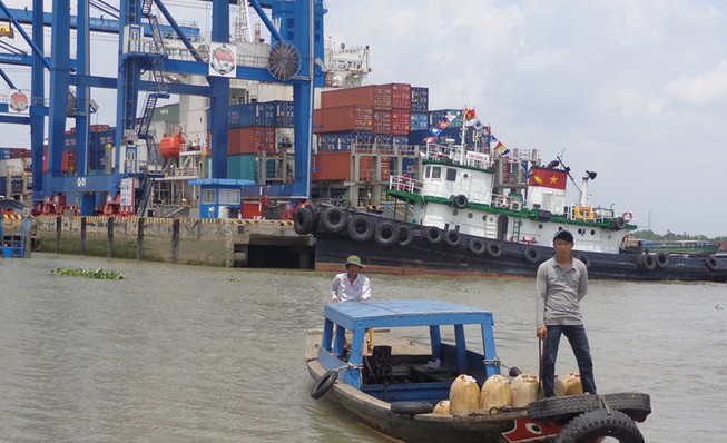 Cảng Cát Lái vẫn hoạt động tấp nập ngày nghỉ lễ