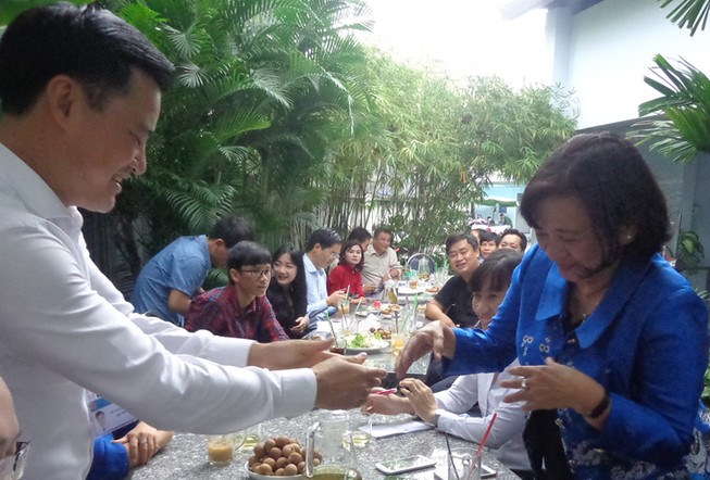Cà phê sáng 'nóng' chuyện mở rộng đường quanh sân bay
