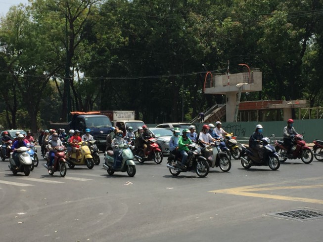 Cấm đường Hoàng Minh Giám để làm cầu đi bộ