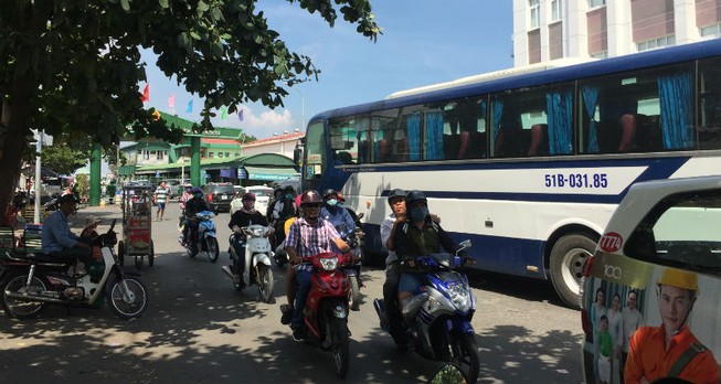Ô tô chờ 2 tiếng mới qua được phà Bình Khánh