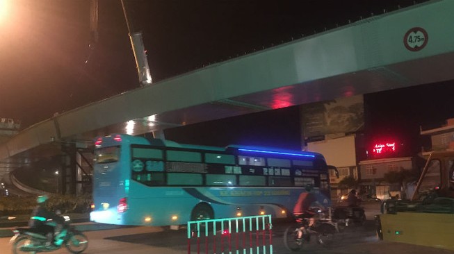 Lao dầm nhánh cuối cùng của cầu vượt ngã 7 Phạm Văn Đồng