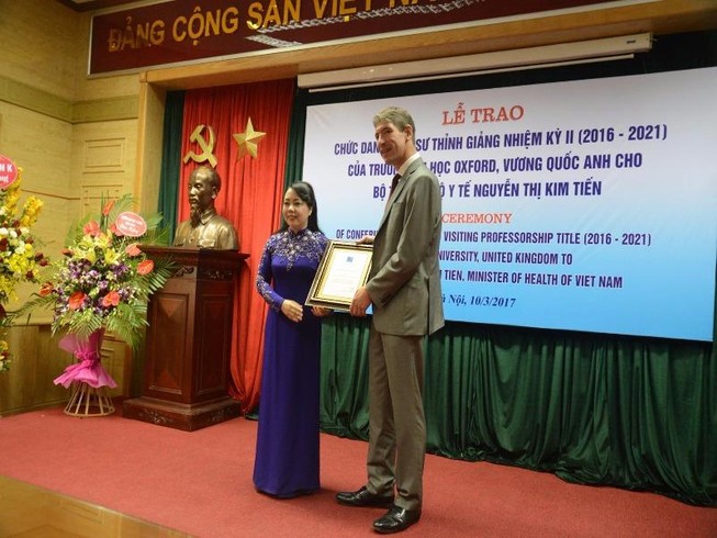 Bộ trưởng Bộ Y tế nhận chức danh Giáo sư ĐH Oxford