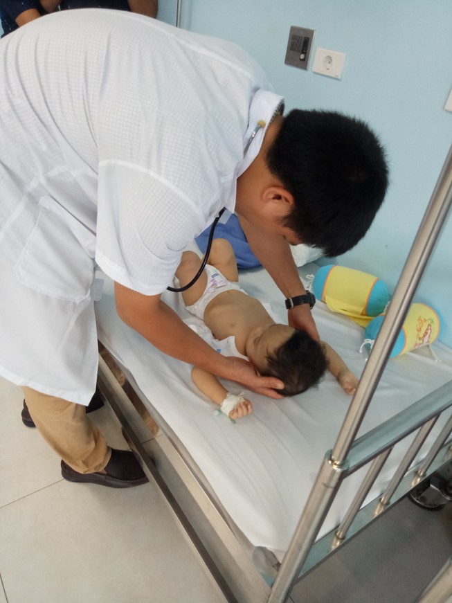 Bé trai bị bạo hành đã qua cơn nguy hiểm