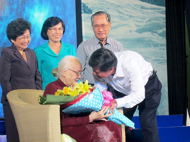 Phu nhân cố TBT Nguyễn Văn Linh ra mắt sách 'Tiếng sóng bủa ghềnh'