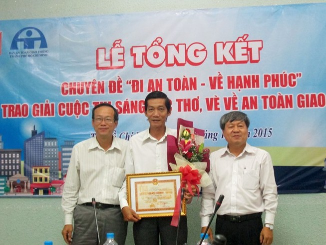 Bác tài sáng tác thơ, vè về an toàn giao thông